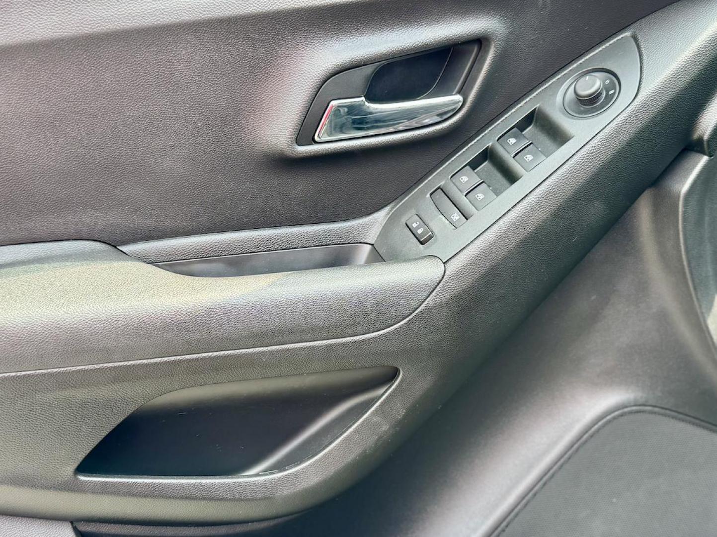 2018 GRAY Chevrolet Trax LT FWD (3GNCJLSB0JL) with an 1.4L L4 DOHC 16V engine, 6A transmission, located at 7600 S Western Ave., Chicago, IL, 60620, (773) 918-3980, 0.000000, 0.000000 - Photo#11