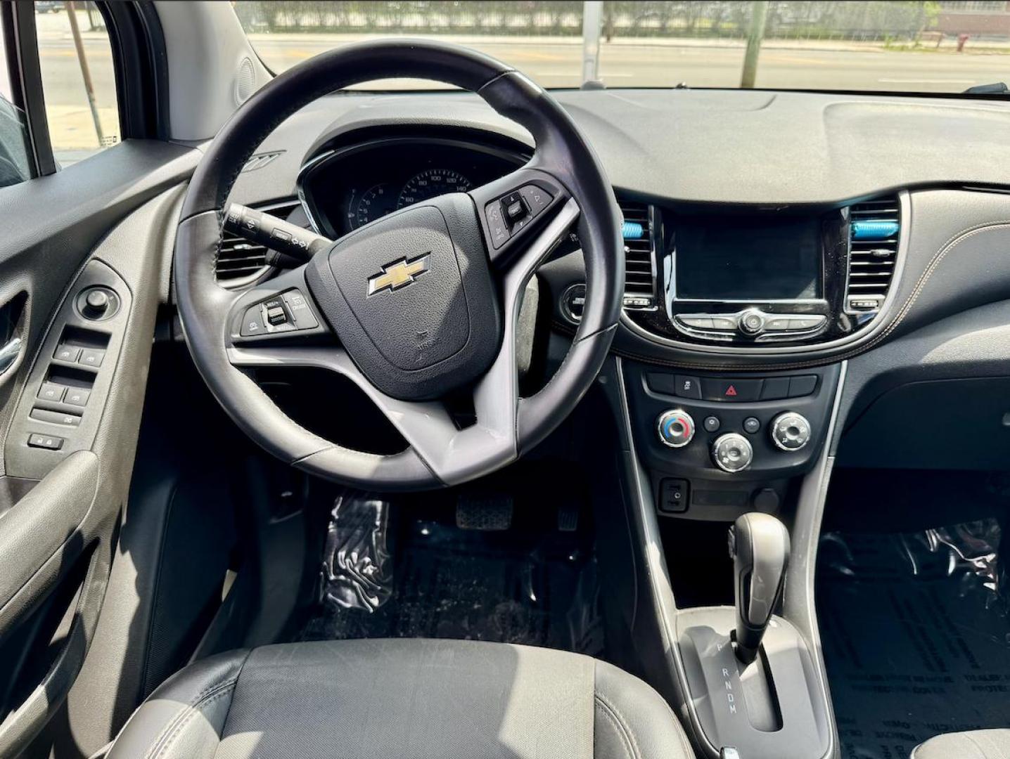 2018 GRAY Chevrolet Trax LT FWD (3GNCJLSB0JL) with an 1.4L L4 DOHC 16V engine, 6A transmission, located at 7600 S Western Ave., Chicago, IL, 60620, (773) 918-3980, 0.000000, 0.000000 - Photo#6