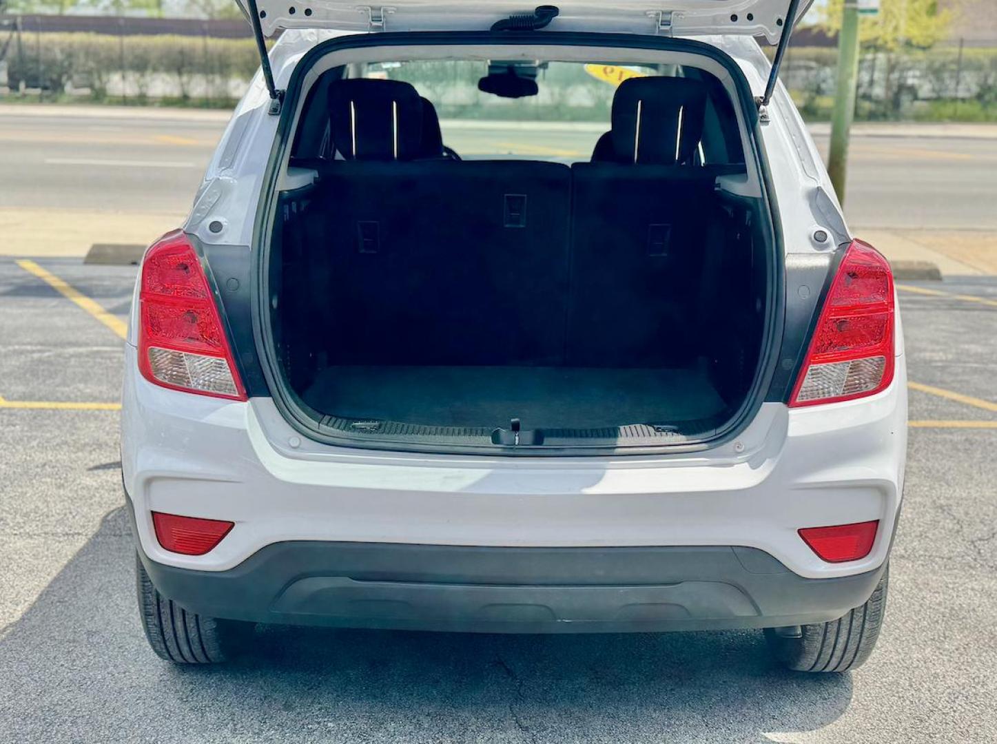 2019 WHITE Chevrolet Trax LS FWD (3GNCJKSB4KL) with an 1.4L L4 DOHC 16V engine, 6A transmission, located at 7600 S Western Ave., Chicago, IL, 60620, (773) 918-3980, 0.000000, 0.000000 - Photo#4