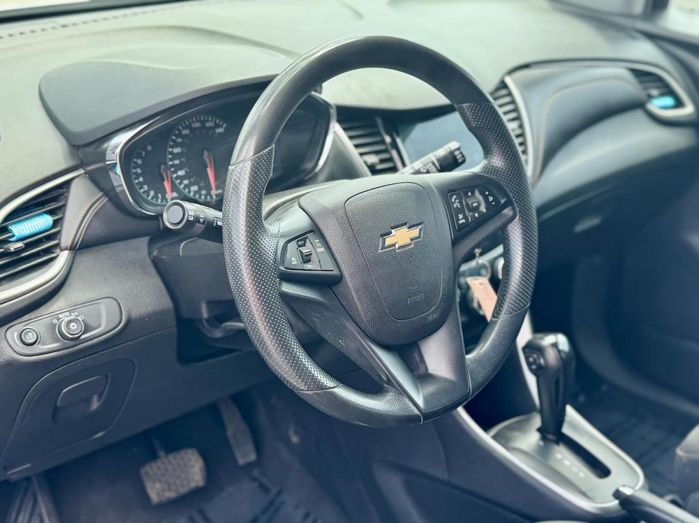 2019 WHITE Chevrolet Trax LS FWD (3GNCJKSB4KL) with an 1.4L L4 DOHC 16V engine, 6A transmission, located at 7600 S Western Ave., Chicago, IL, 60620, (773) 918-3980, 0.000000, 0.000000 - Photo#5