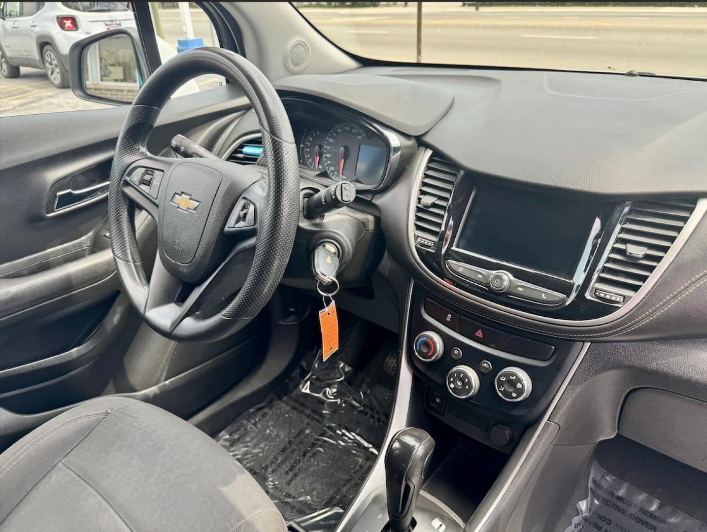 2019 WHITE Chevrolet Trax LS FWD (3GNCJKSB4KL) with an 1.4L L4 DOHC 16V engine, 6A transmission, located at 7600 S Western Ave., Chicago, IL, 60620, (773) 918-3980, 0.000000, 0.000000 - Photo#8