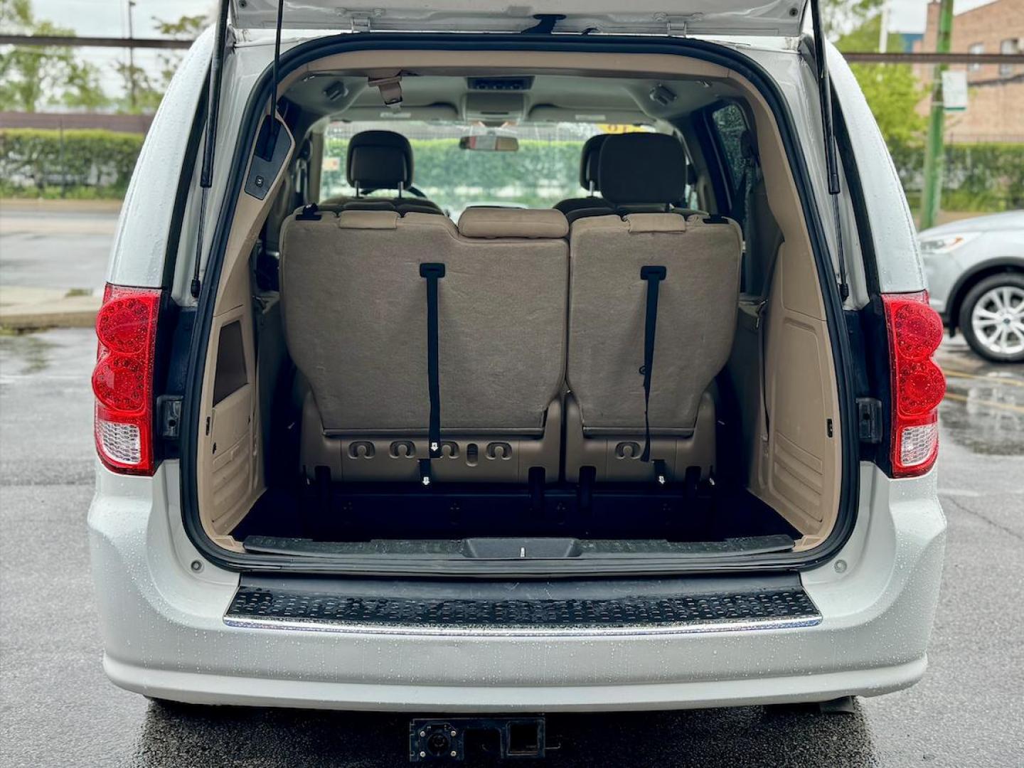 2016 WHITE Dodge Grand Caravan SXT (2C4RDGCGXGR) with an 3.6L V6 DOHC 24V engine, 6A transmission, located at 7600 S Western Ave., Chicago, IL, 60620, (773) 918-3980, 0.000000, 0.000000 - Photo#4