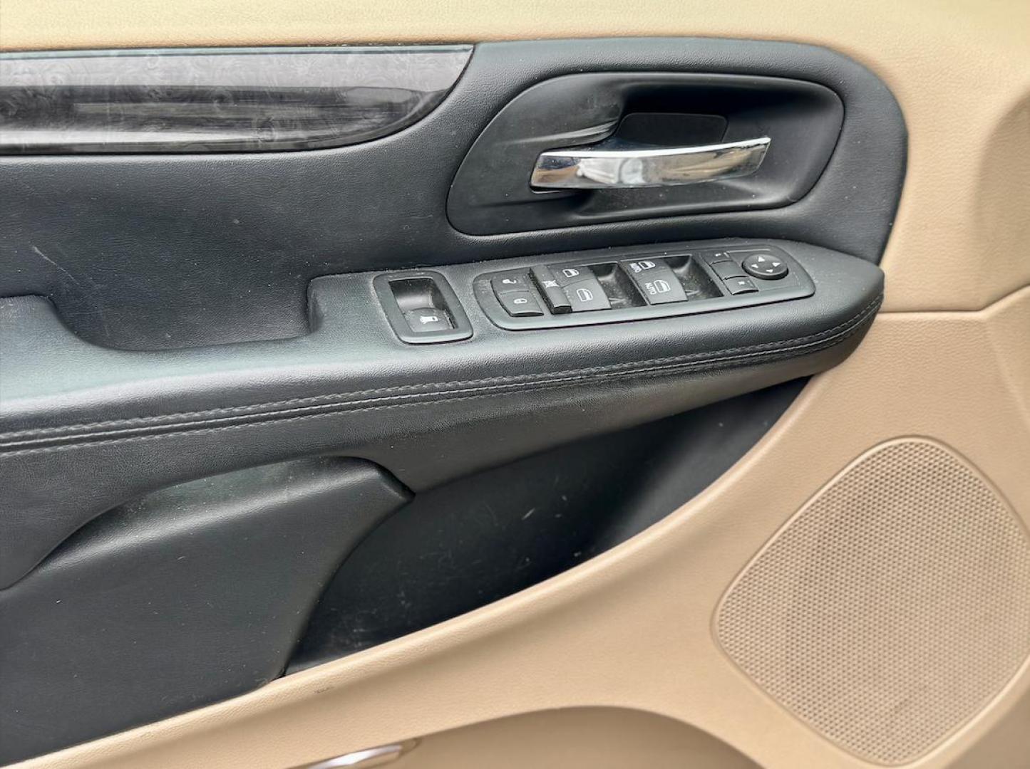 2016 WHITE Dodge Grand Caravan SXT (2C4RDGCGXGR) with an 3.6L V6 DOHC 24V engine, 6A transmission, located at 7600 S Western Ave., Chicago, IL, 60620, (773) 918-3980, 0.000000, 0.000000 - Photo#11