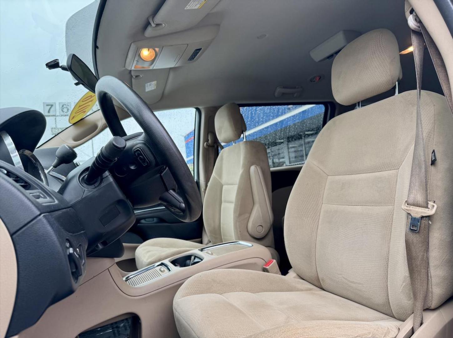 2016 WHITE Dodge Grand Caravan SXT (2C4RDGCGXGR) with an 3.6L V6 DOHC 24V engine, 6A transmission, located at 7600 S Western Ave., Chicago, IL, 60620, (773) 918-3980, 0.000000, 0.000000 - Photo#6