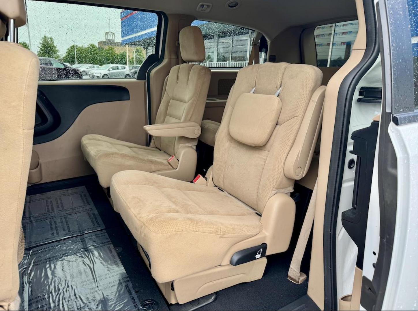 2016 WHITE Dodge Grand Caravan SXT (2C4RDGCGXGR) with an 3.6L V6 DOHC 24V engine, 6A transmission, located at 7600 S Western Ave., Chicago, IL, 60620, (773) 918-3980, 0.000000, 0.000000 - Photo#10