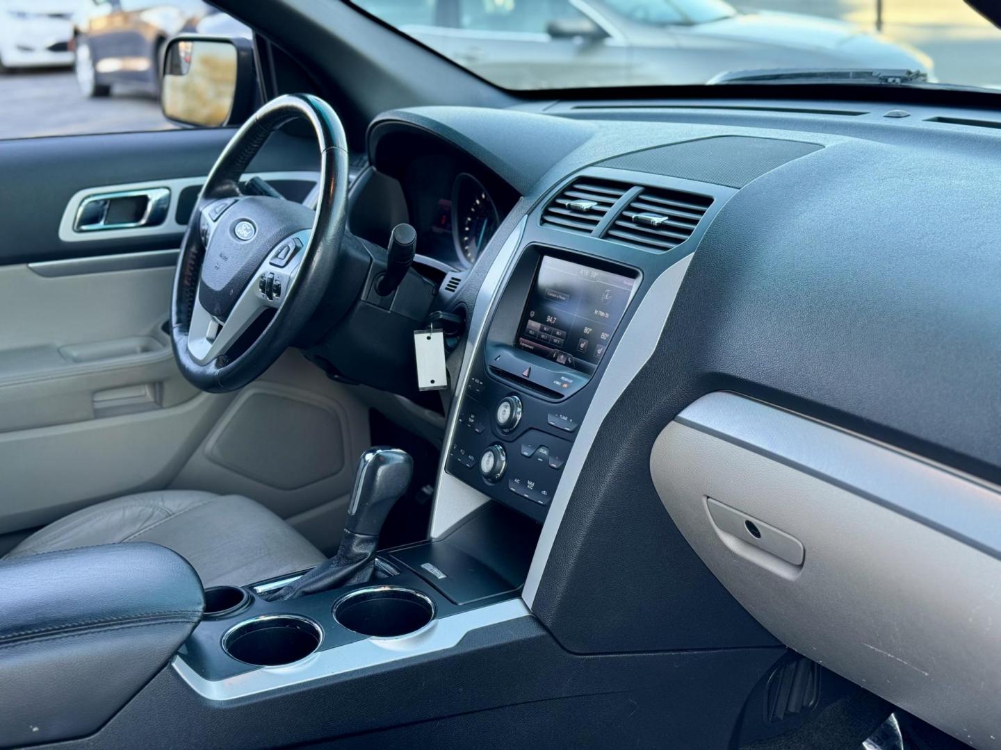 2013 BLACK Ford Explorer XLT FWD (1FM5K7D8XDG) with an 3.5L V6 DOHC 24V engine, 6-Speed Automatic transmission, located at 7600 S Western Ave., Chicago, IL, 60620, (773) 918-3980, 0.000000, 0.000000 - Photo#8