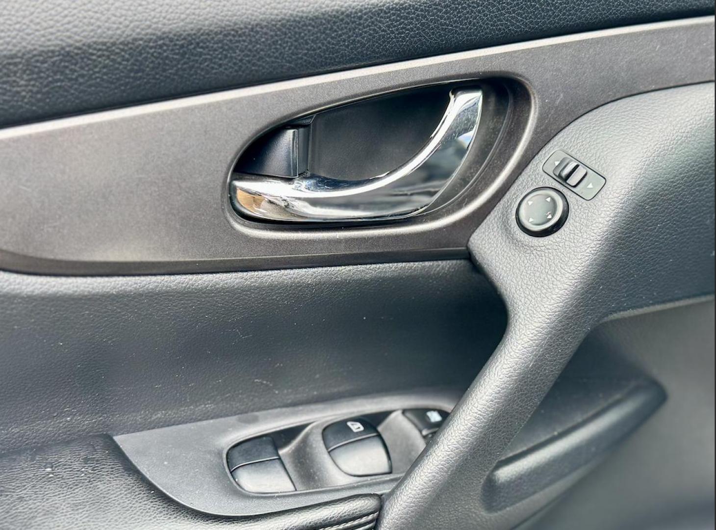 2015 SILVER Nissan Rogue S AWD (KNMAT2MV6FP) with an 2.5L L4 DOHC 16V engine, Continuously Variable Transmission transmission, located at 7600 S Western Ave., Chicago, IL, 60620, (773) 918-3980, 0.000000, 0.000000 - Photo#11