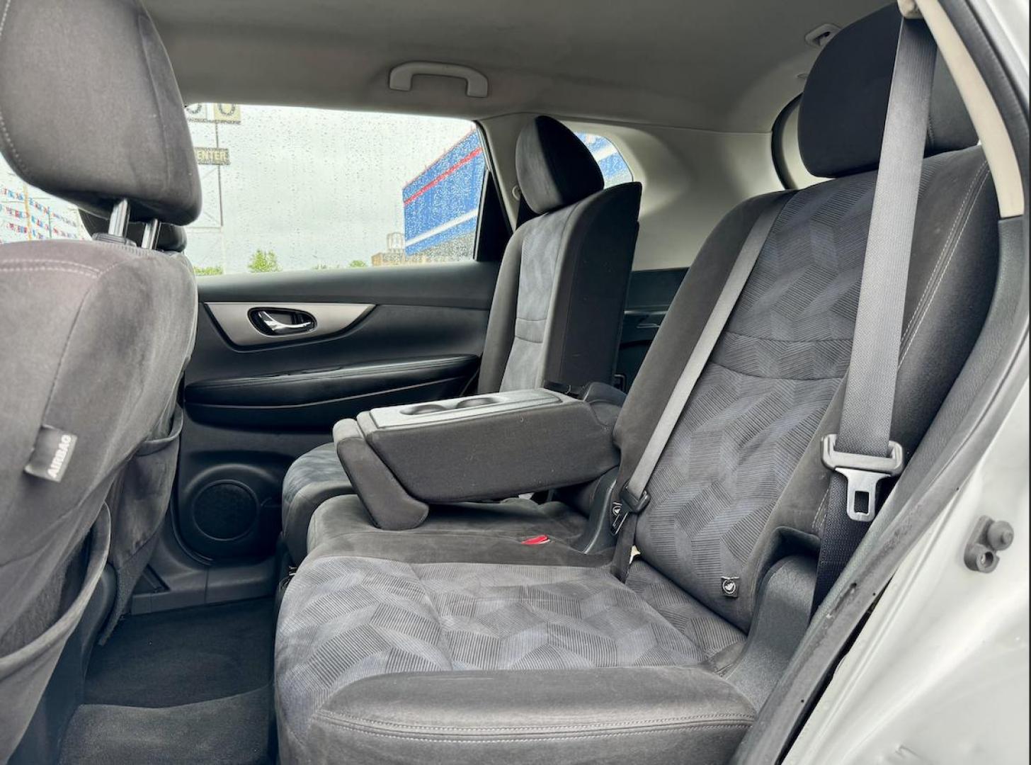 2015 SILVER Nissan Rogue S AWD (KNMAT2MV6FP) with an 2.5L L4 DOHC 16V engine, Continuously Variable Transmission transmission, located at 7600 S Western Ave., Chicago, IL, 60620, (773) 918-3980, 0.000000, 0.000000 - Photo#10