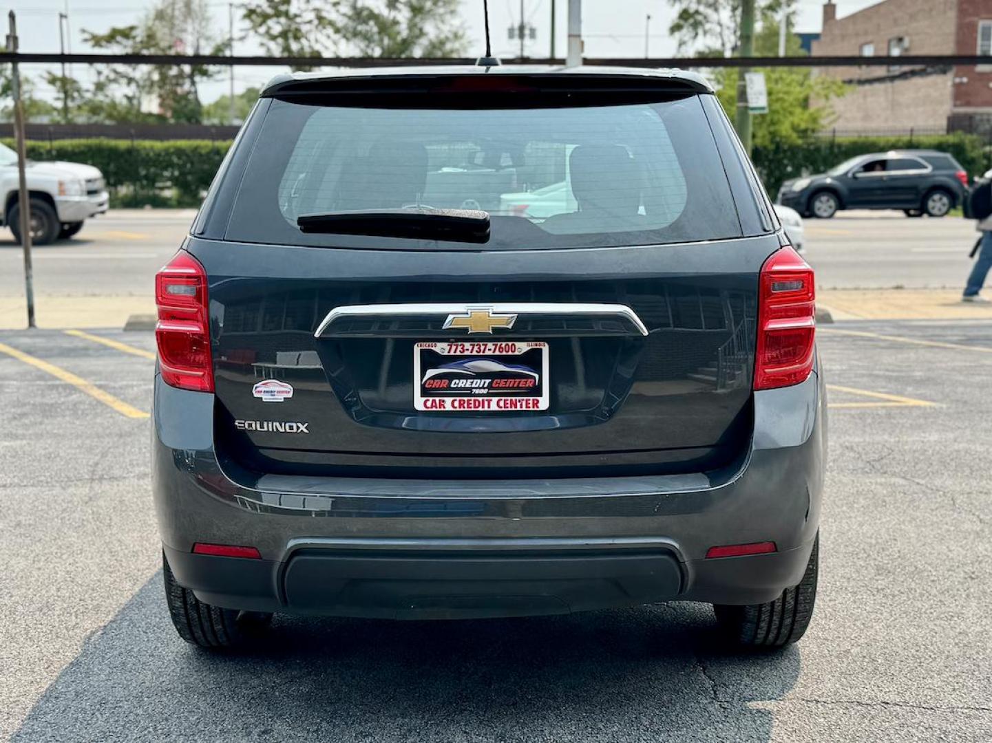 2017 GRAY Chevrolet Equinox LS 2WD (2GNALBEK8H1) with an 2.4L L4 DOHC 16V FFV engine, 6A transmission, located at 7600 S Western Ave., Chicago, IL, 60620, (773) 918-3980, 0.000000, 0.000000 - Photo#3