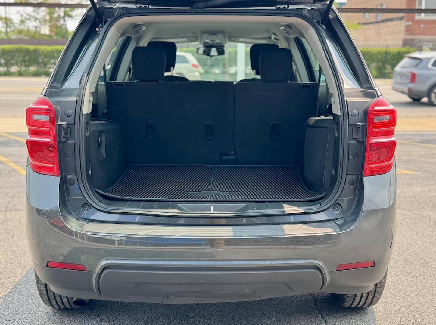 2017 GRAY Chevrolet Equinox LS 2WD (2GNALBEK8H1) with an 2.4L L4 DOHC 16V FFV engine, 6A transmission, located at 7600 S Western Ave., Chicago, IL, 60620, (773) 918-3980, 0.000000, 0.000000 - Photo#4