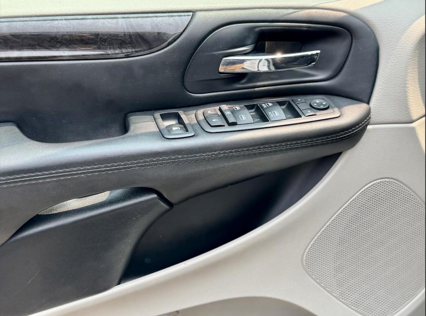 2018 WHITE Dodge Grand Caravan SE (2C4RDGBG1JR) with an 3.6L V6 DOHC 24V engine, 6A transmission, located at 7600 S Western Ave., Chicago, IL, 60620, (773) 918-3980, 0.000000, 0.000000 - Photo#12