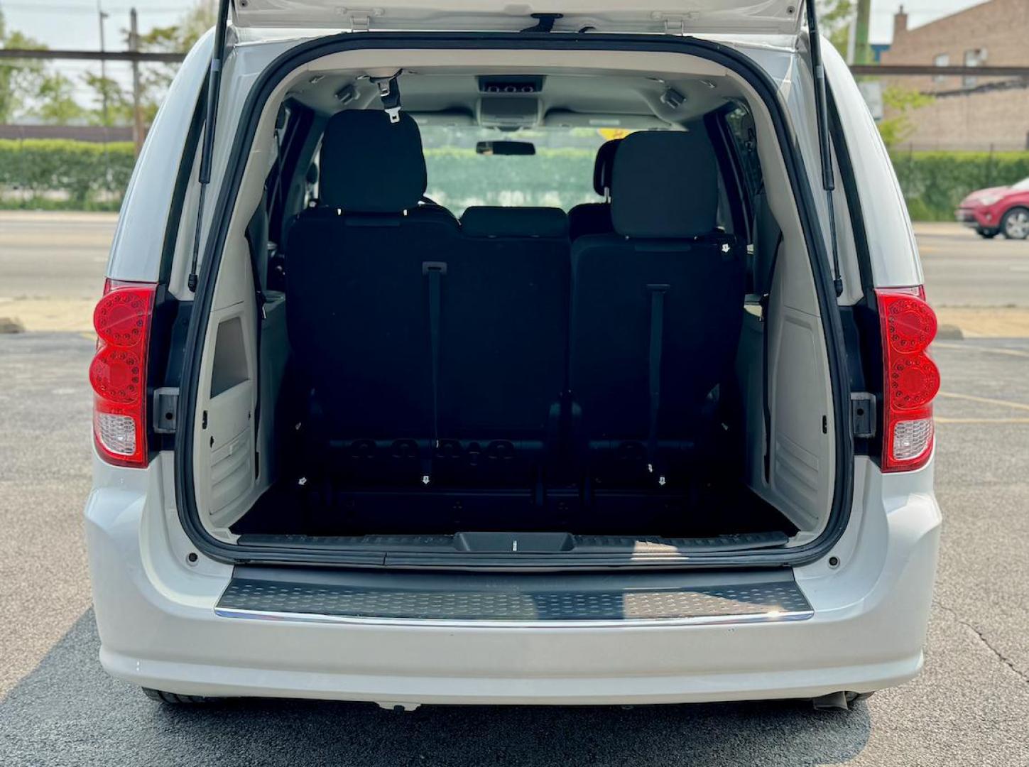 2018 WHITE Dodge Grand Caravan SE (2C4RDGBG1JR) with an 3.6L V6 DOHC 24V engine, 6A transmission, located at 7600 S Western Ave., Chicago, IL, 60620, (773) 918-3980, 0.000000, 0.000000 - Photo#4
