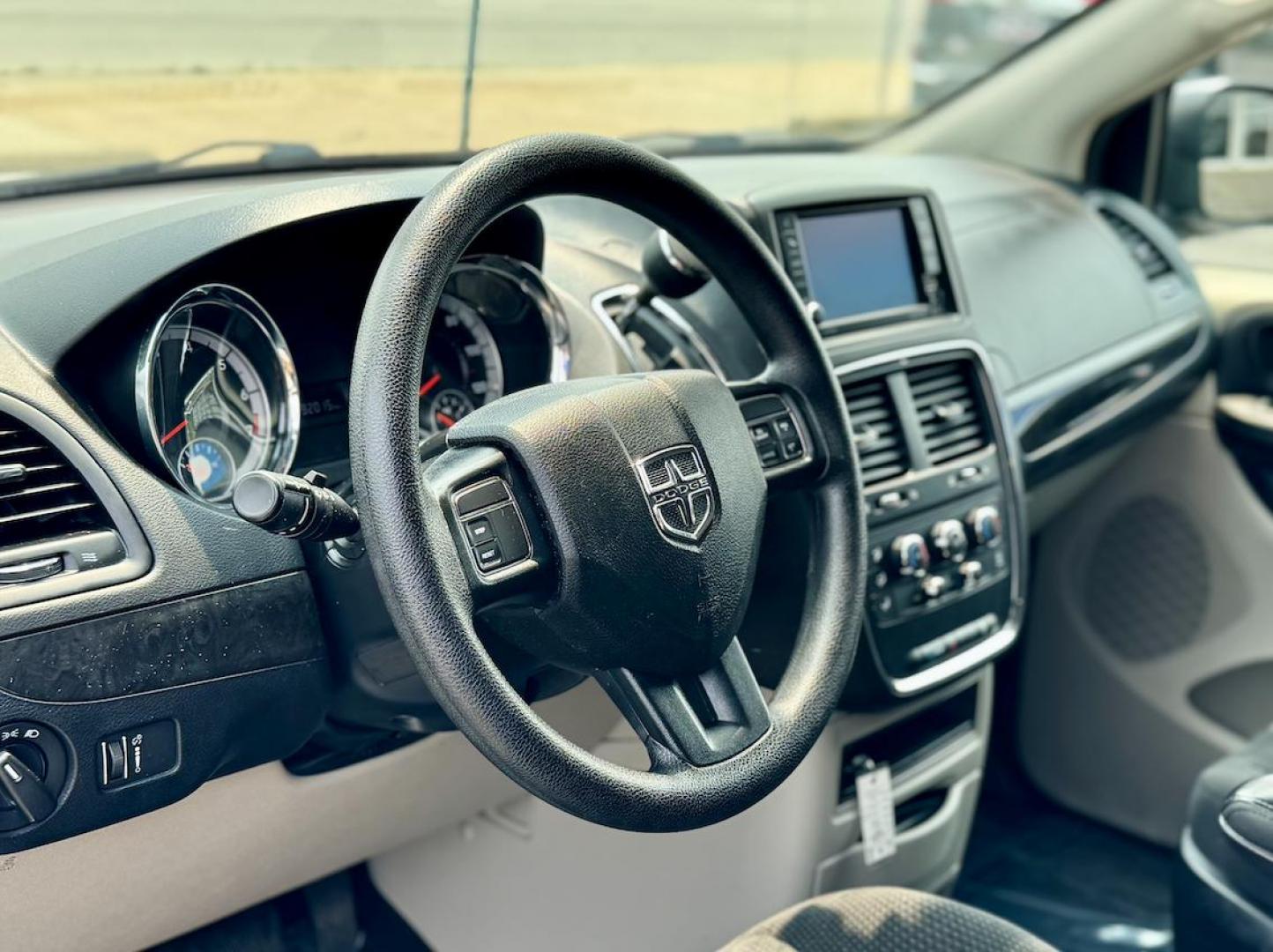 2018 WHITE Dodge Grand Caravan SE (2C4RDGBG1JR) with an 3.6L V6 DOHC 24V engine, 6A transmission, located at 7600 S Western Ave., Chicago, IL, 60620, (773) 918-3980, 0.000000, 0.000000 - Photo#5