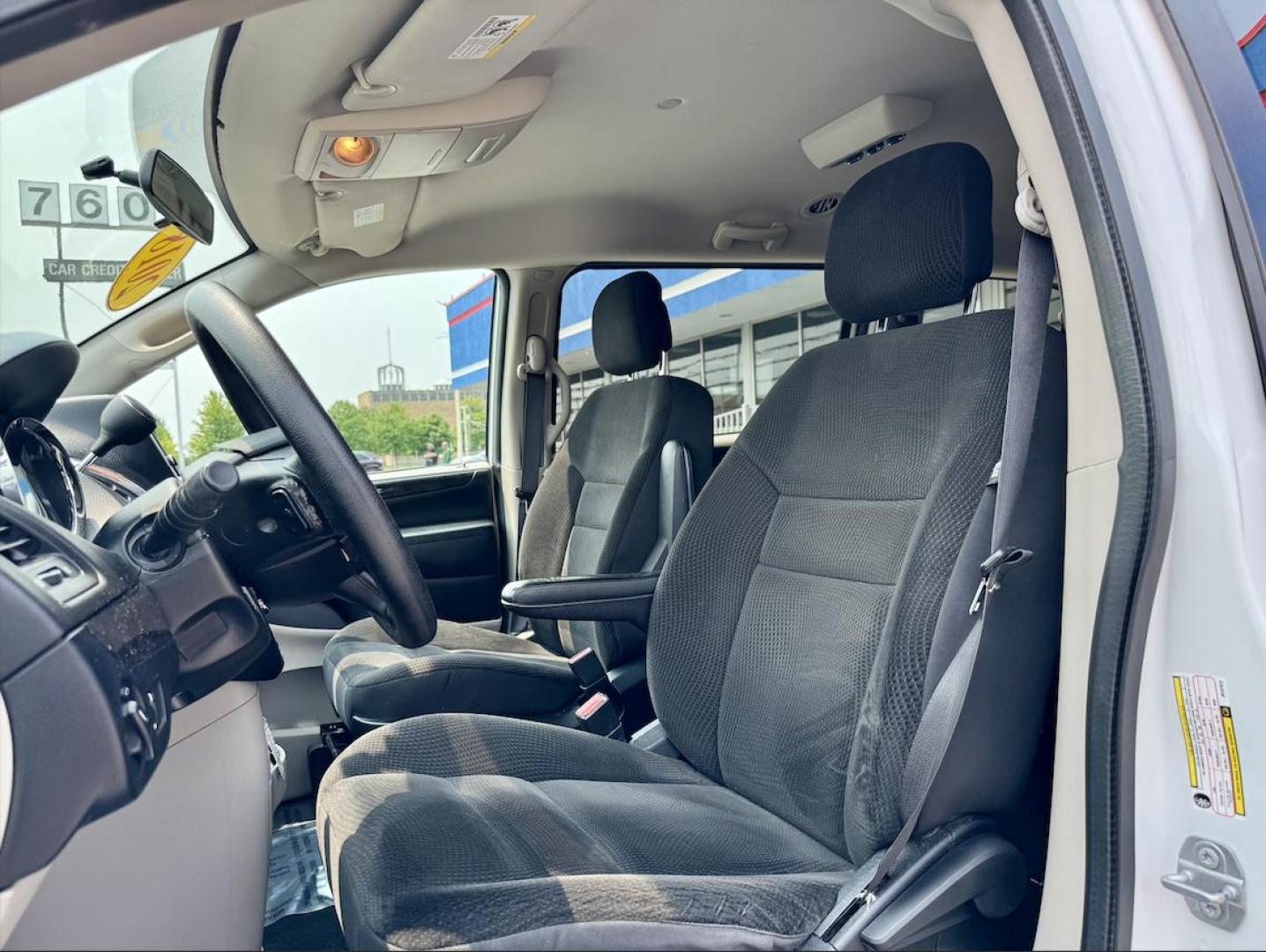 2018 WHITE Dodge Grand Caravan SE (2C4RDGBG1JR) with an 3.6L V6 DOHC 24V engine, 6A transmission, located at 7600 S Western Ave., Chicago, IL, 60620, (773) 918-3980, 0.000000, 0.000000 - Photo#6