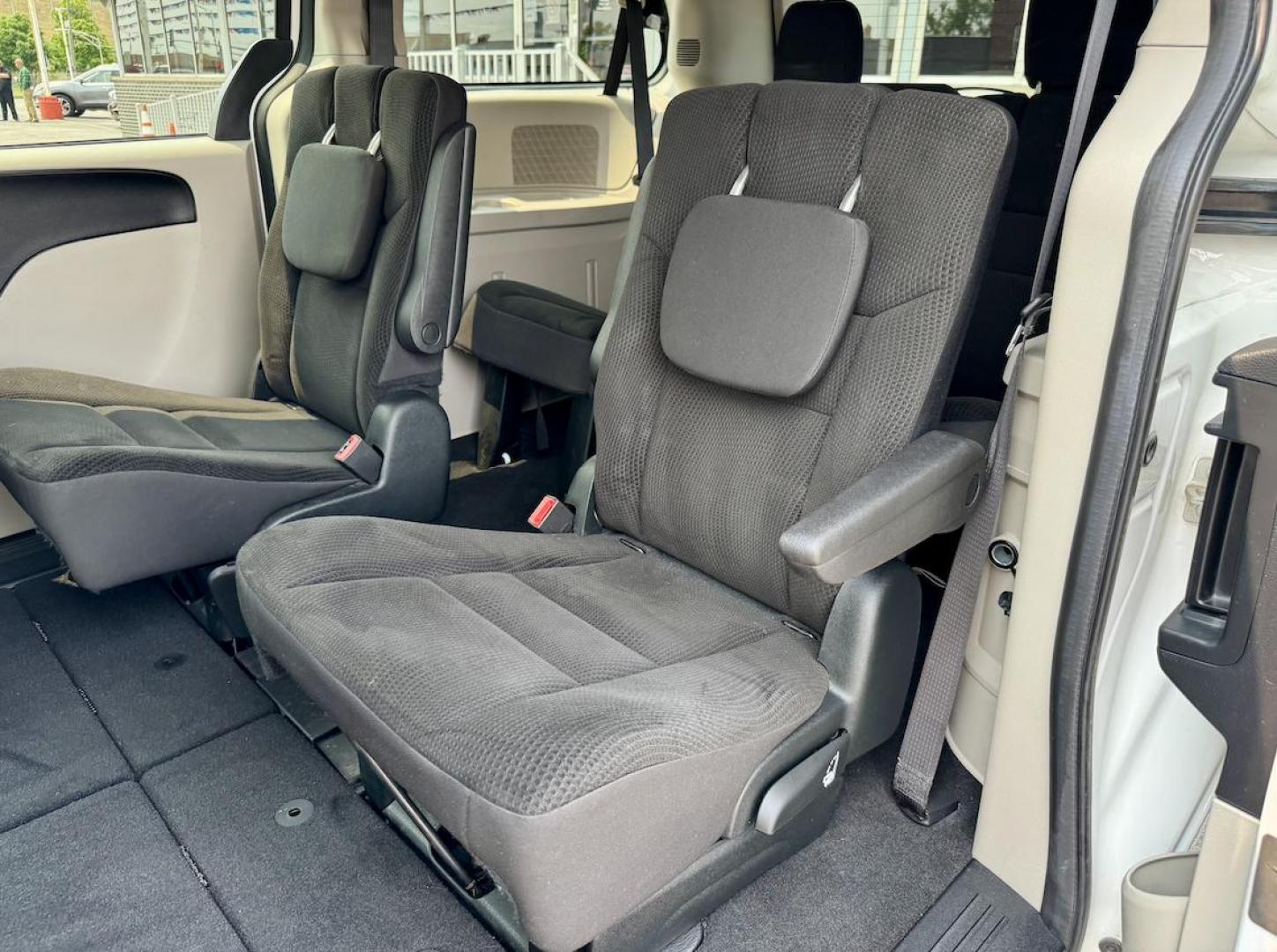 2018 WHITE Dodge Grand Caravan SE (2C4RDGBG1JR) with an 3.6L V6 DOHC 24V engine, 6A transmission, located at 7600 S Western Ave., Chicago, IL, 60620, (773) 918-3980, 0.000000, 0.000000 - Photo#9