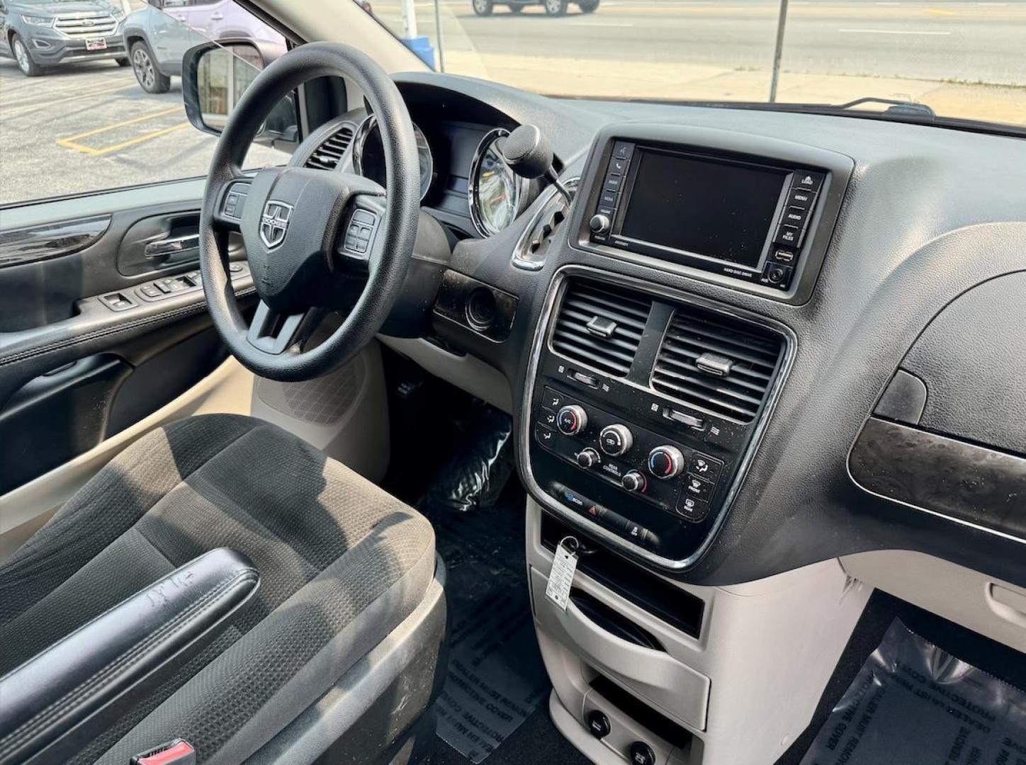 2018 WHITE Dodge Grand Caravan SE (2C4RDGBG1JR) with an 3.6L V6 DOHC 24V engine, 6A transmission, located at 7600 S Western Ave., Chicago, IL, 60620, (773) 918-3980, 0.000000, 0.000000 - Photo#7