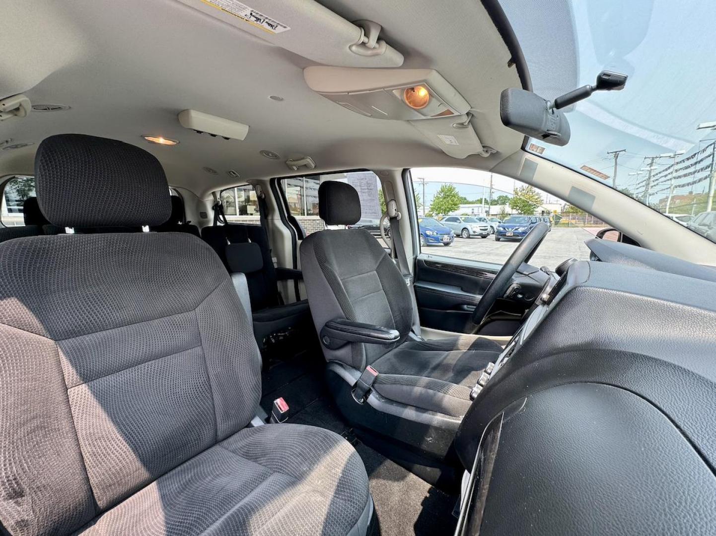 2018 WHITE Dodge Grand Caravan SE (2C4RDGBG1JR) with an 3.6L V6 DOHC 24V engine, 6A transmission, located at 7600 S Western Ave., Chicago, IL, 60620, (773) 918-3980, 0.000000, 0.000000 - Photo#8