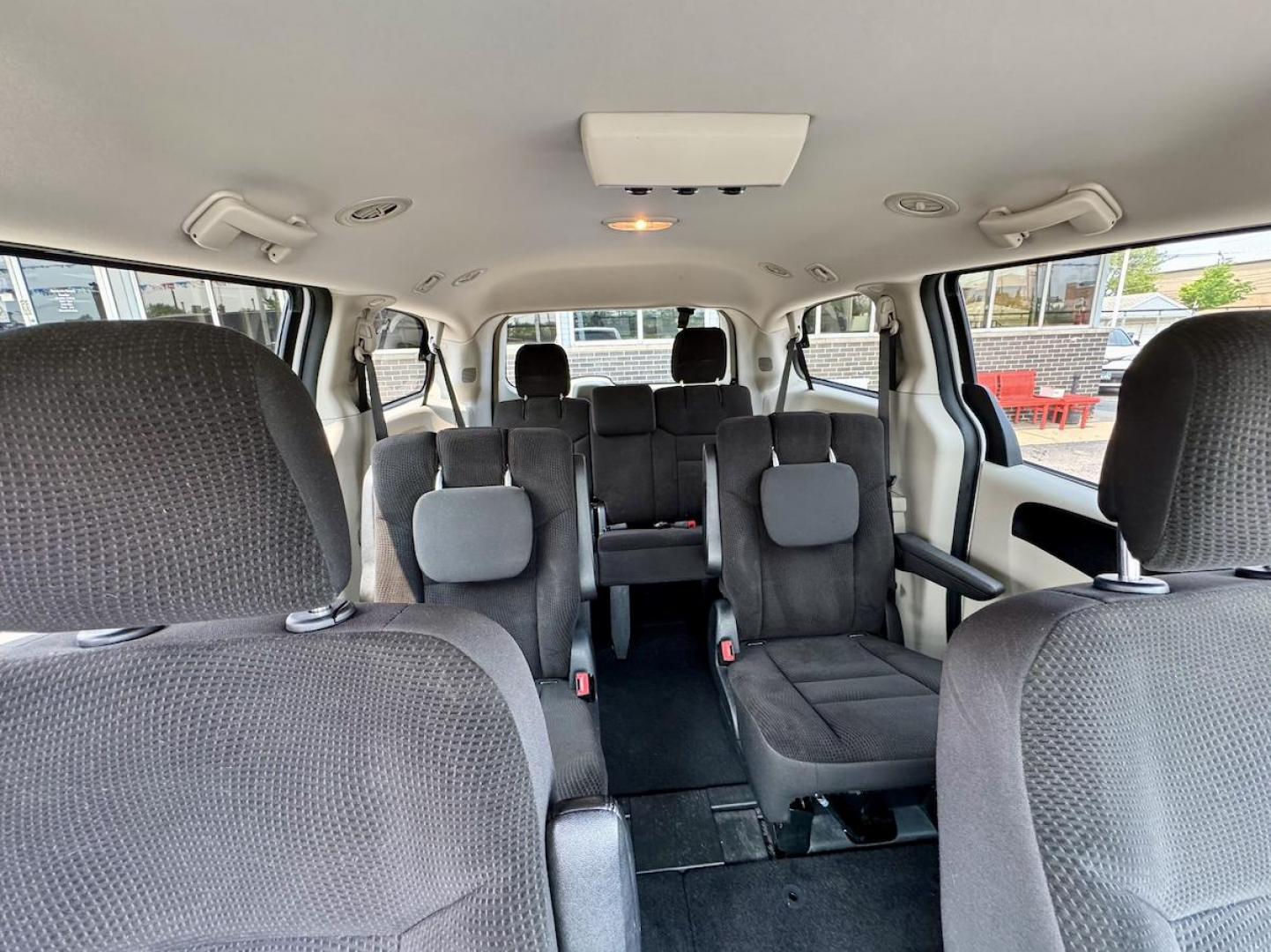 2018 WHITE Dodge Grand Caravan SE (2C4RDGBG1JR) with an 3.6L V6 DOHC 24V engine, 6A transmission, located at 7600 S Western Ave., Chicago, IL, 60620, (773) 918-3980, 0.000000, 0.000000 - Photo#11