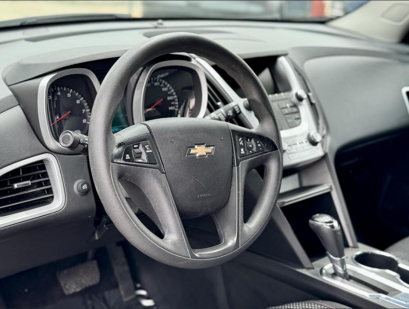 2016 GOLD Chevrolet Equinox LS 2WD (2GNALBEK5G1) with an 2.4L L4 DOHC 16V FFV engine, 6A transmission, located at 7600 S Western Ave., Chicago, IL, 60620, (773) 918-3980, 0.000000, 0.000000 - Photo#5