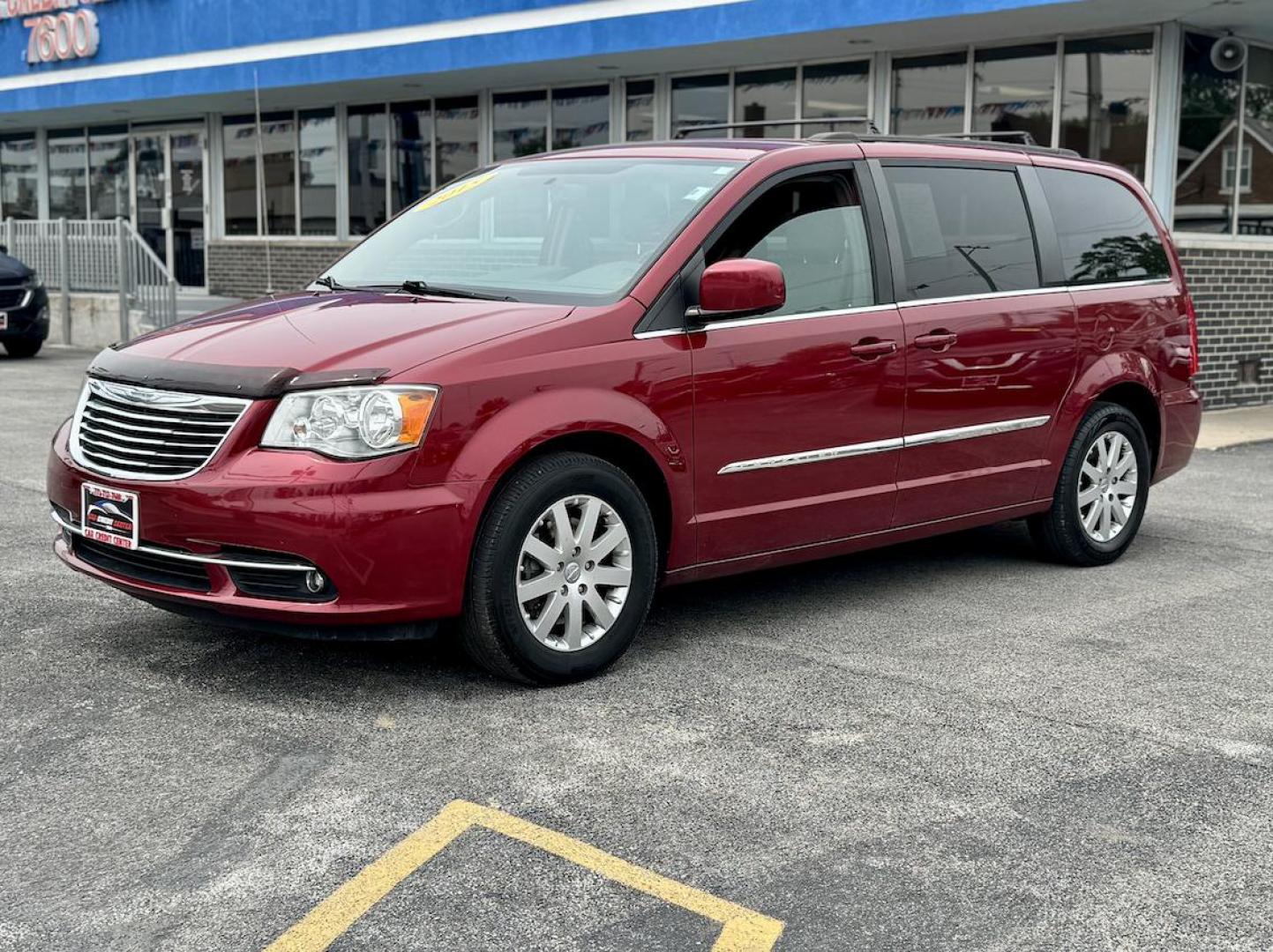 2015 RED Chrysler Town and Country Touring (2C4RC1BG3FR) with an 3.6L V6 DOHC 24V engine, 6-Speed Automatic transmission, located at 7600 S Western Ave., Chicago, IL, 60620, (773) 918-3980, 0.000000, 0.000000 - Photo#2