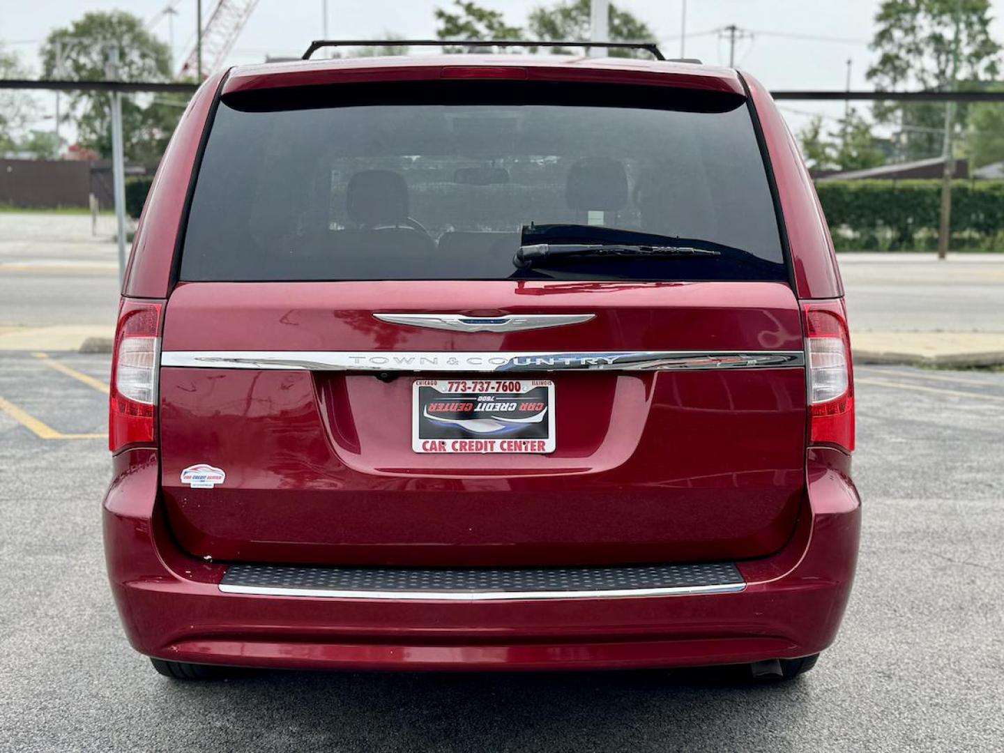 2015 RED Chrysler Town and Country Touring (2C4RC1BG3FR) with an 3.6L V6 DOHC 24V engine, 6-Speed Automatic transmission, located at 7600 S Western Ave., Chicago, IL, 60620, (773) 918-3980, 0.000000, 0.000000 - Photo#3
