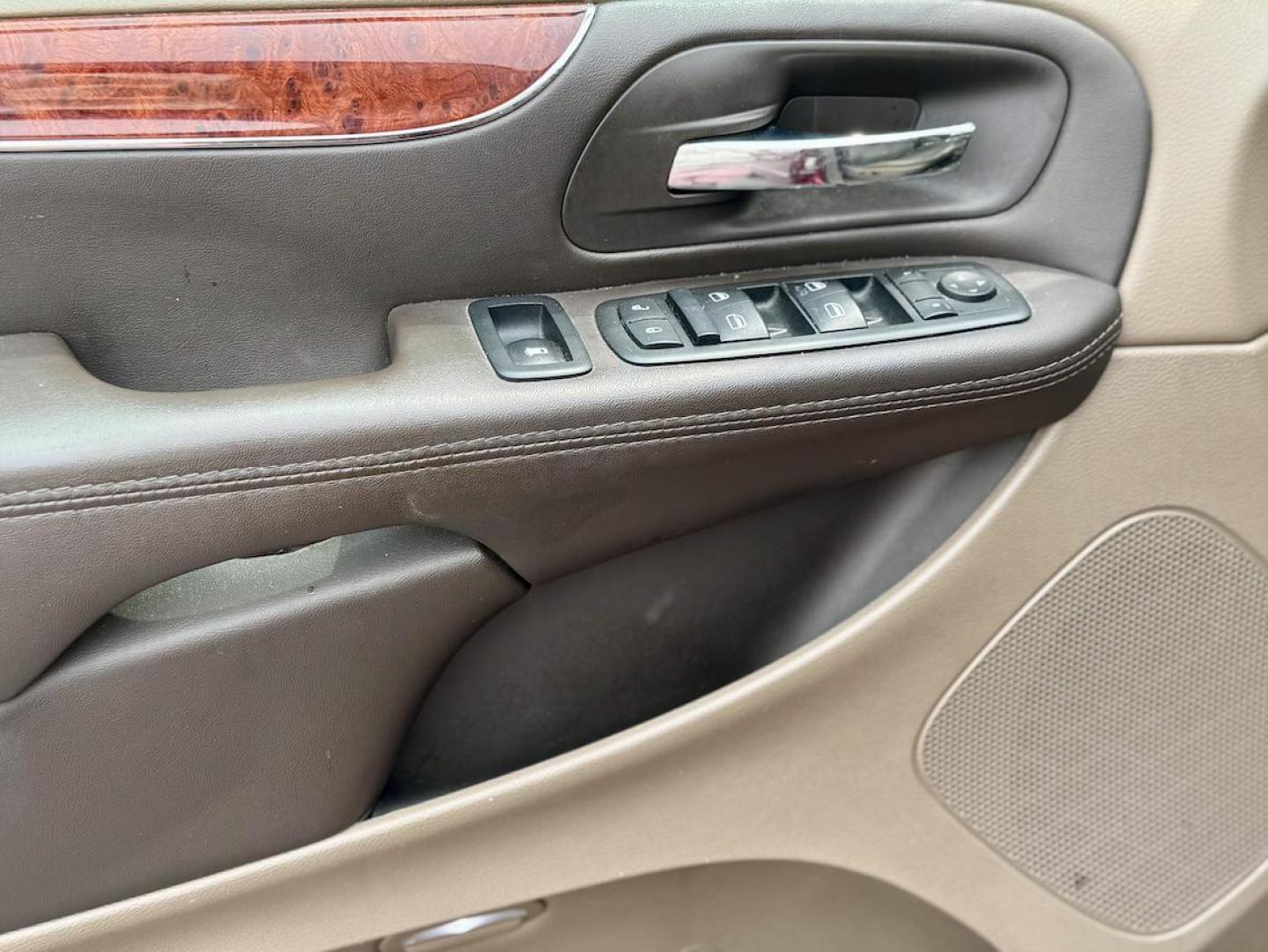 2015 RED Chrysler Town and Country Touring (2C4RC1BG3FR) with an 3.6L V6 DOHC 24V engine, 6-Speed Automatic transmission, located at 7600 S Western Ave., Chicago, IL, 60620, (773) 918-3980, 0.000000, 0.000000 - Photo#11