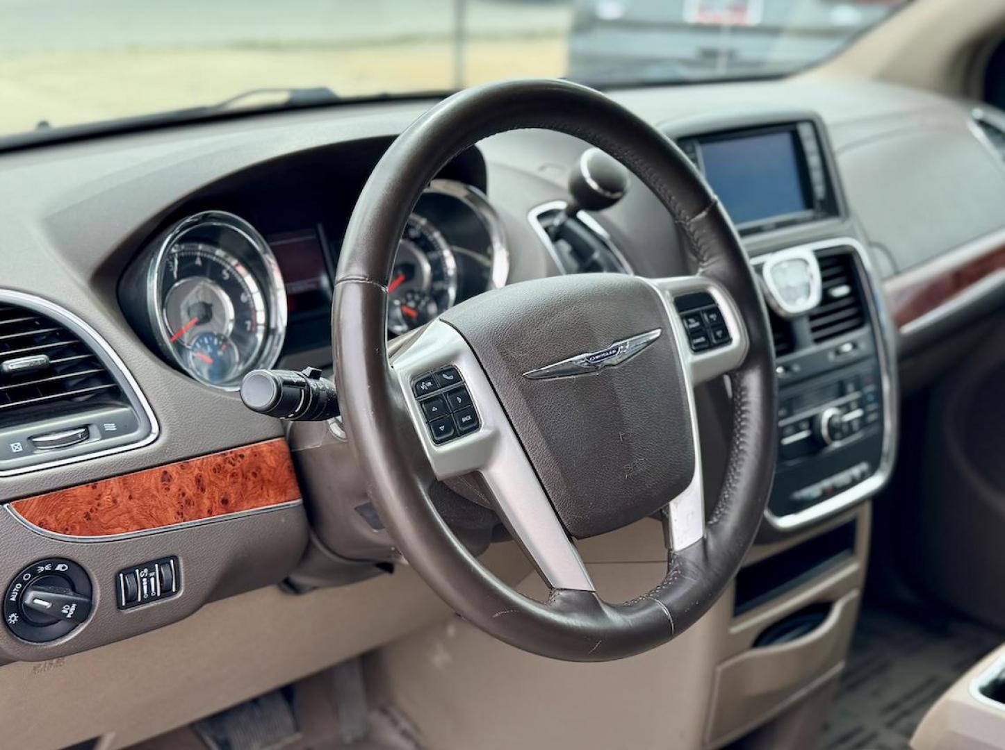 2015 RED Chrysler Town and Country Touring (2C4RC1BG3FR) with an 3.6L V6 DOHC 24V engine, 6-Speed Automatic transmission, located at 7600 S Western Ave., Chicago, IL, 60620, (773) 918-3980, 0.000000, 0.000000 - Photo#5