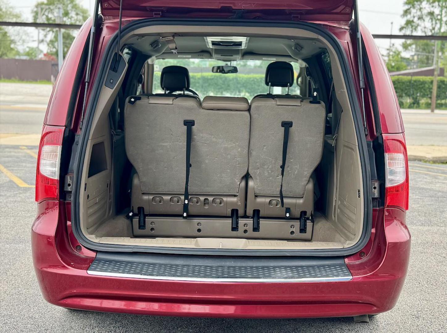 2015 RED Chrysler Town and Country Touring (2C4RC1BG3FR) with an 3.6L V6 DOHC 24V engine, 6-Speed Automatic transmission, located at 7600 S Western Ave., Chicago, IL, 60620, (773) 918-3980, 0.000000, 0.000000 - Photo#4