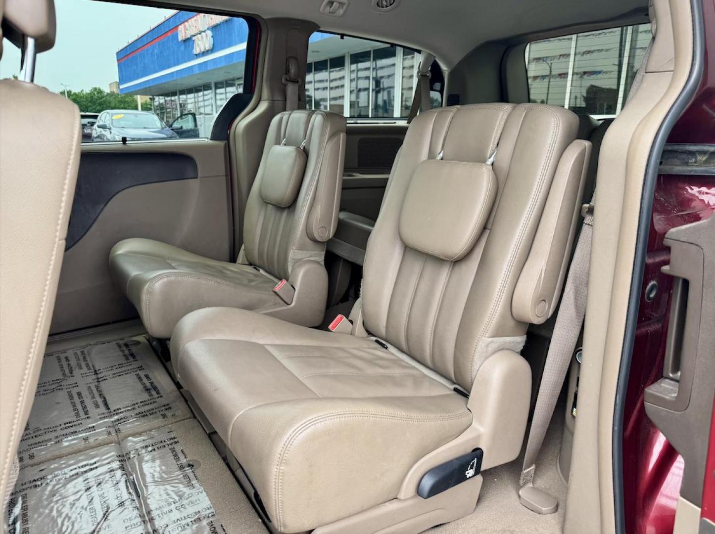 2015 RED Chrysler Town and Country Touring (2C4RC1BG3FR) with an 3.6L V6 DOHC 24V engine, 6-Speed Automatic transmission, located at 7600 S Western Ave., Chicago, IL, 60620, (773) 918-3980, 0.000000, 0.000000 - Photo#9