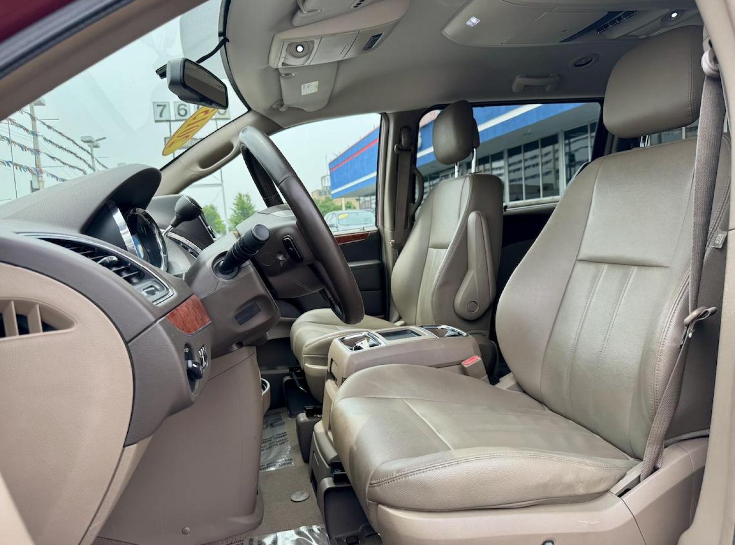 2015 RED Chrysler Town and Country Touring (2C4RC1BG3FR) with an 3.6L V6 DOHC 24V engine, 6-Speed Automatic transmission, located at 7600 S Western Ave., Chicago, IL, 60620, (773) 918-3980, 0.000000, 0.000000 - Photo#6