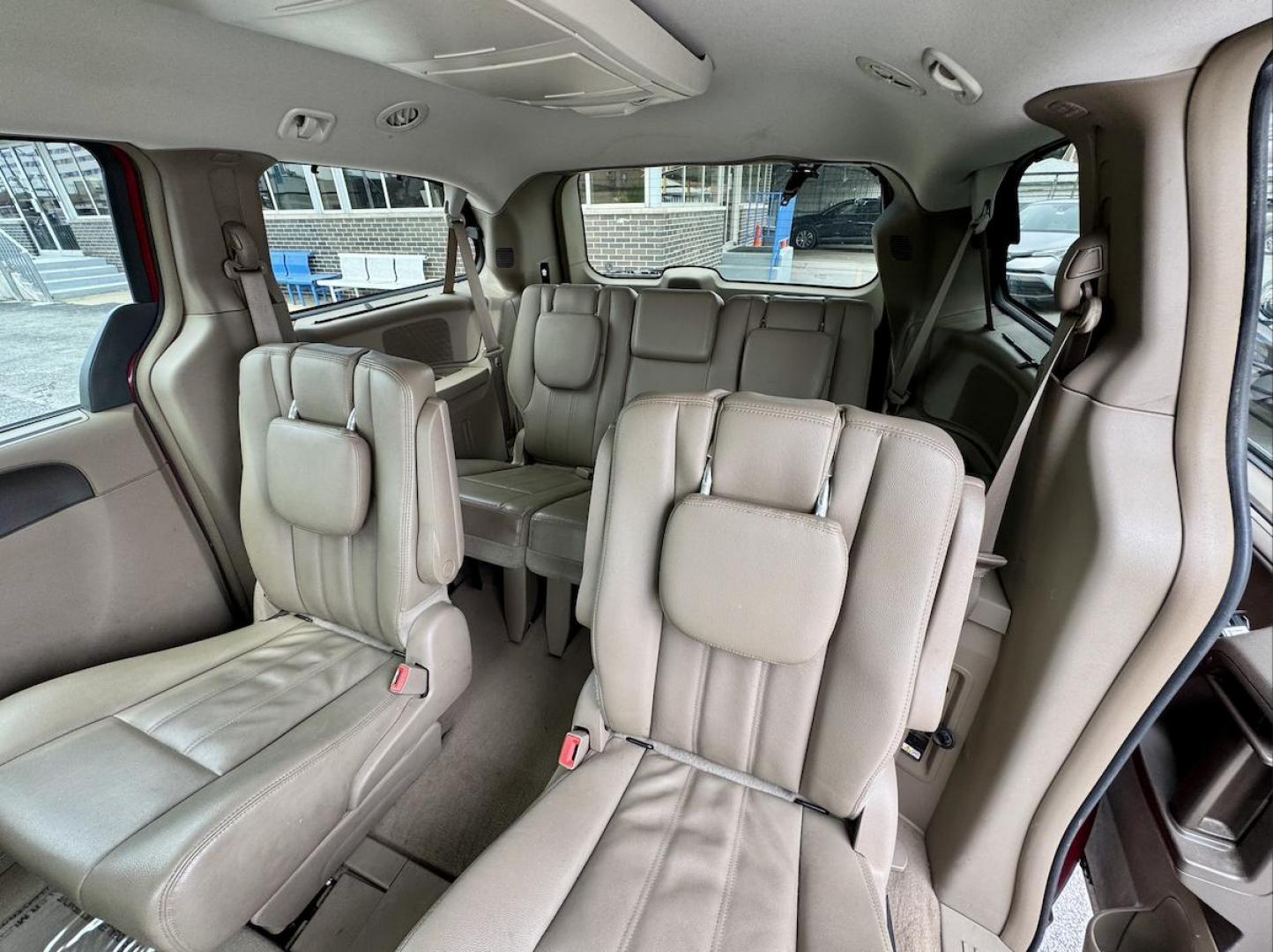 2015 RED Chrysler Town and Country Touring (2C4RC1BG3FR) with an 3.6L V6 DOHC 24V engine, 6-Speed Automatic transmission, located at 7600 S Western Ave., Chicago, IL, 60620, (773) 918-3980, 0.000000, 0.000000 - Photo#10