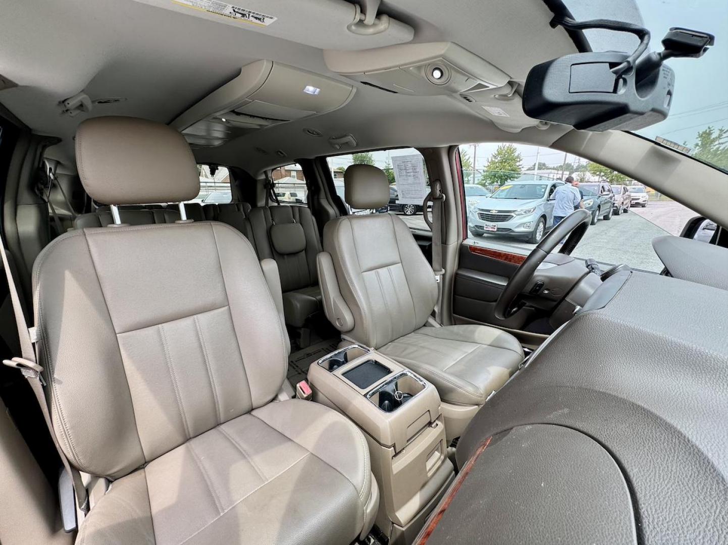 2015 RED Chrysler Town and Country Touring (2C4RC1BG3FR) with an 3.6L V6 DOHC 24V engine, 6-Speed Automatic transmission, located at 7600 S Western Ave., Chicago, IL, 60620, (773) 918-3980, 0.000000, 0.000000 - Photo#8