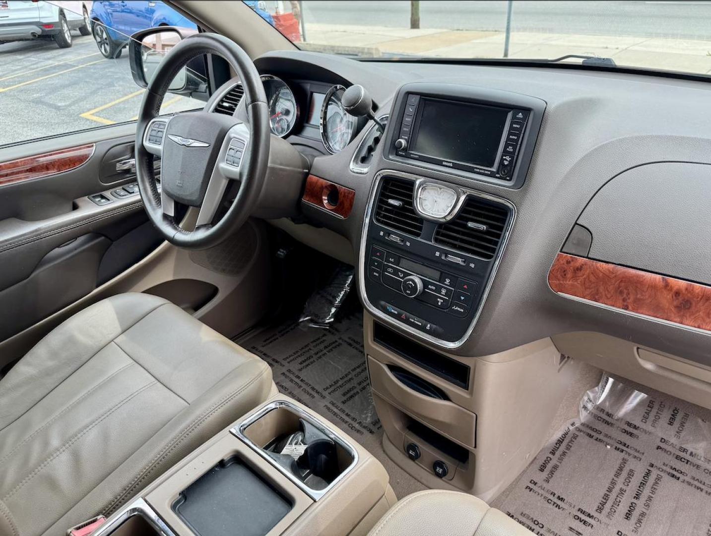 2015 RED Chrysler Town and Country Touring (2C4RC1BG3FR) with an 3.6L V6 DOHC 24V engine, 6-Speed Automatic transmission, located at 7600 S Western Ave., Chicago, IL, 60620, (773) 918-3980, 0.000000, 0.000000 - Photo#7