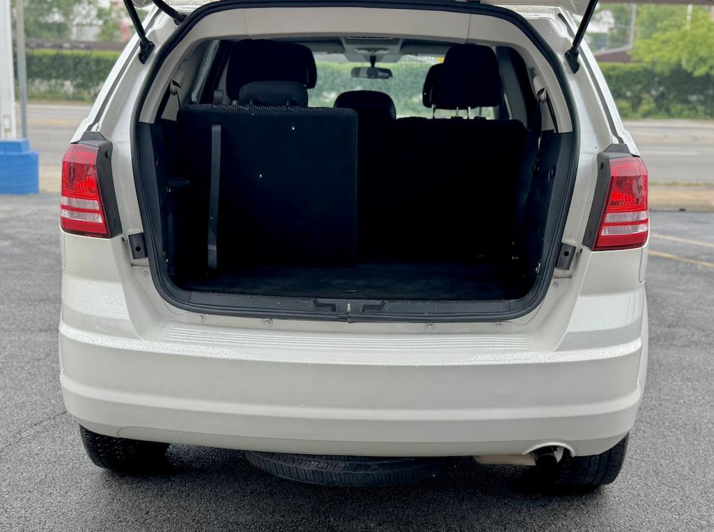 2017 WHITE Dodge Journey SE (3C4PDCAB0HT) with an 2.4L L4 DOHC 16V engine, 4A transmission, located at 7600 S Western Ave., Chicago, IL, 60620, (773) 918-3980, 0.000000, 0.000000 - Photo#4