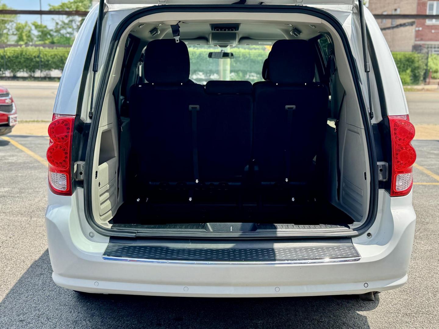 2016 WHITE Dodge Grand Caravan SE (2C4RDGBG1GR) with an 3.6L V6 DOHC 24V engine, 6A transmission, located at 7600 S Western Ave., Chicago, IL, 60620, (773) 918-3980, 0.000000, 0.000000 - Photo#4