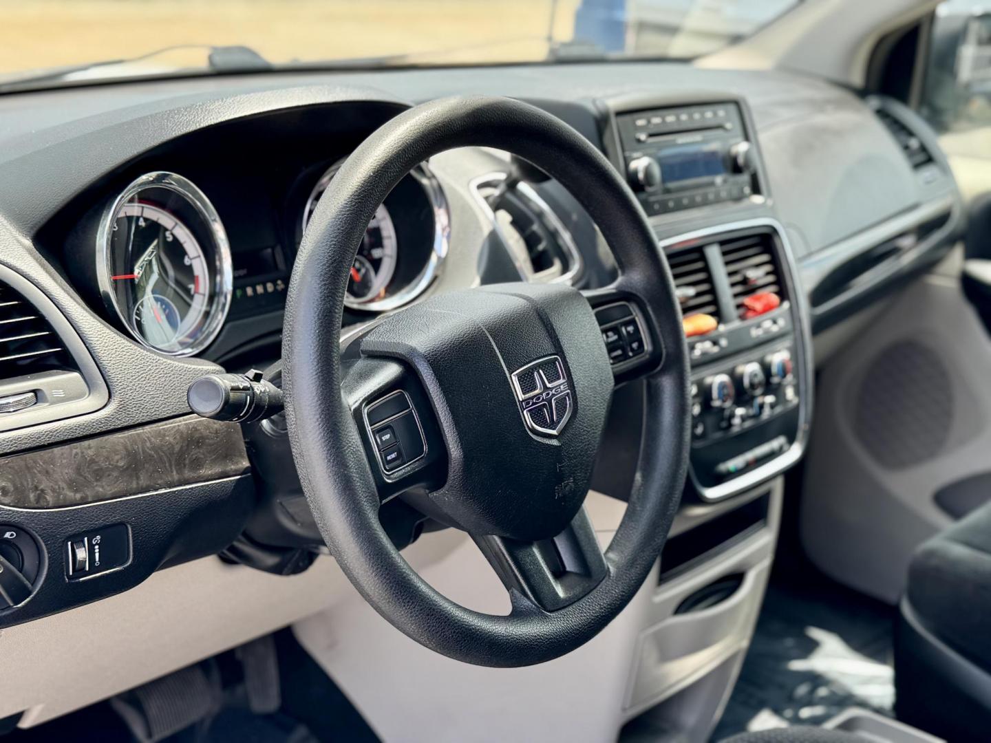 2016 WHITE Dodge Grand Caravan SE (2C4RDGBG1GR) with an 3.6L V6 DOHC 24V engine, 6A transmission, located at 7600 S Western Ave., Chicago, IL, 60620, (773) 918-3980, 0.000000, 0.000000 - Photo#5