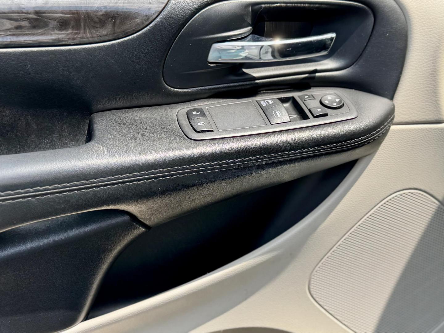 2016 WHITE Dodge Grand Caravan SE (2C4RDGBG1GR) with an 3.6L V6 DOHC 24V engine, 6A transmission, located at 7600 S Western Ave., Chicago, IL, 60620, (773) 918-3980, 0.000000, 0.000000 - Photo#12