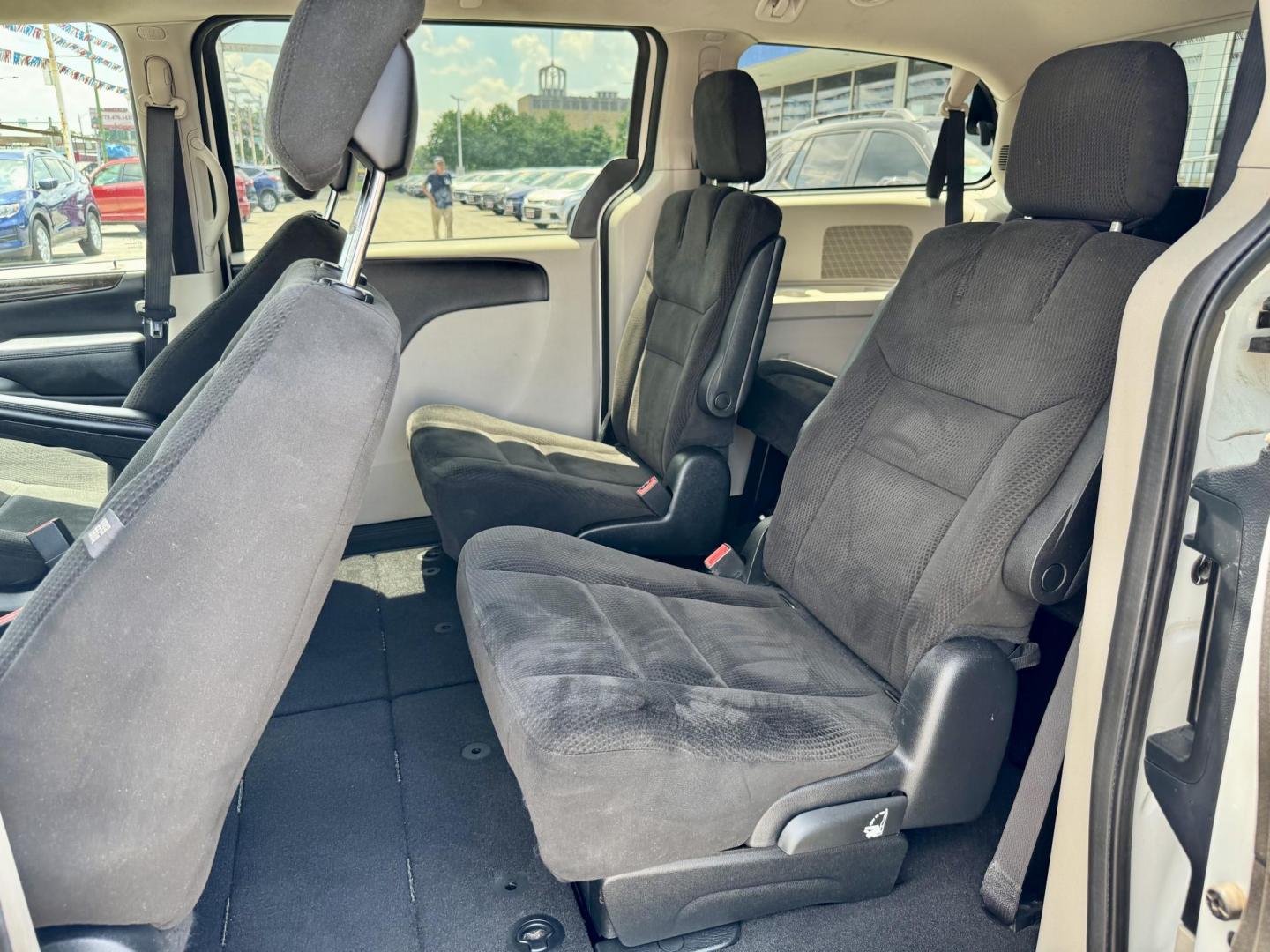2016 WHITE Dodge Grand Caravan SE (2C4RDGBG1GR) with an 3.6L V6 DOHC 24V engine, 6A transmission, located at 7600 S Western Ave., Chicago, IL, 60620, (773) 918-3980, 0.000000, 0.000000 - Photo#9