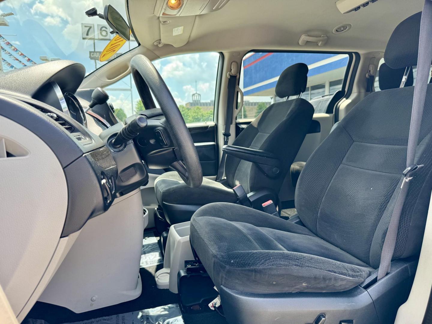 2016 WHITE Dodge Grand Caravan SE (2C4RDGBG1GR) with an 3.6L V6 DOHC 24V engine, 6A transmission, located at 7600 S Western Ave., Chicago, IL, 60620, (773) 918-3980, 0.000000, 0.000000 - Photo#6