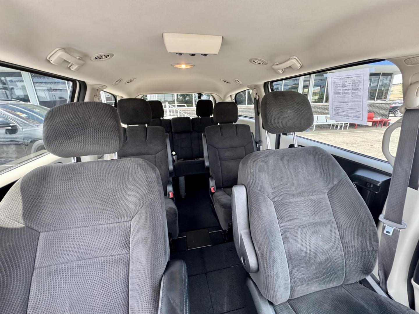 2016 WHITE Dodge Grand Caravan SE (2C4RDGBG1GR) with an 3.6L V6 DOHC 24V engine, 6A transmission, located at 7600 S Western Ave., Chicago, IL, 60620, (773) 918-3980, 0.000000, 0.000000 - Photo#11