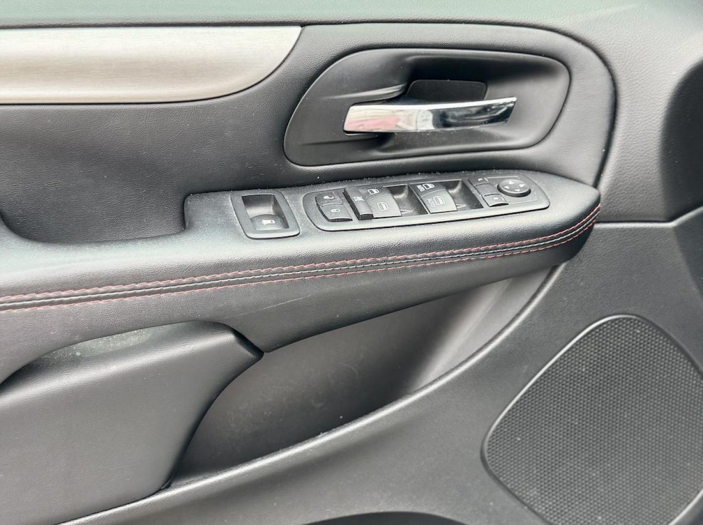 2019 WHITE Dodge Grand Caravan GT (2C4RDGEGXKR) with an 3.6L V6 DOHC 24V engine, 6A transmission, located at 7600 S Western Ave., Chicago, IL, 60620, (773) 918-3980, 0.000000, 0.000000 - Photo#12