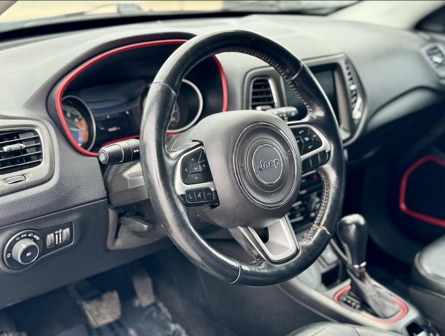 2018 GRAY Jeep Compass Limited 4WD (3C4NJDDB8JT) with an 2.4L L4 DOHC 16V engine, CVT transmission, located at 7600 S Western Ave., Chicago, IL, 60620, (773) 918-3980, 0.000000, 0.000000 - Photo#5