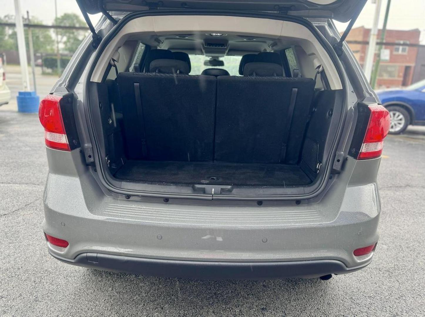 2019 GRAY Dodge Journey SE (3C4PDCBB6KT) with an 2.4L L6 DOHC 16V engine, 4A transmission, located at 7600 S Western Ave., Chicago, IL, 60620, (773) 918-3980, 0.000000, 0.000000 - Photo#4