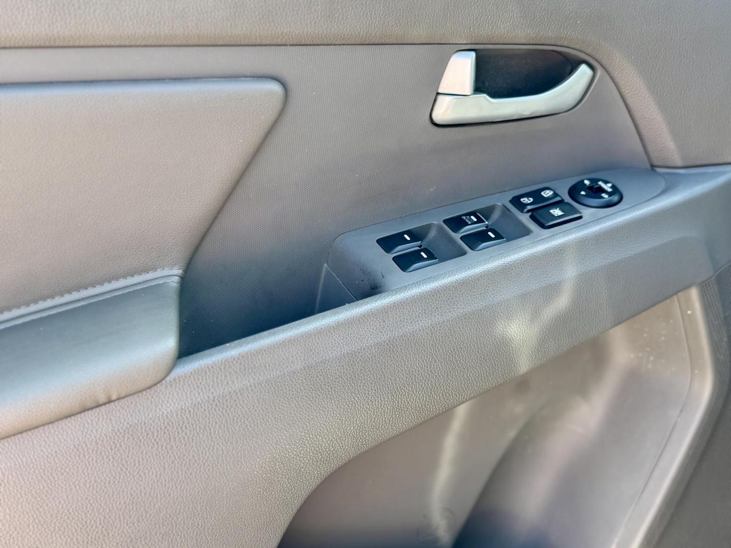 2014 BROWN Kia Sportage LX FWD (KNDPB3AC3E7) with an 2.4L V6 DOHC 24V engine, 6-Speed Automatic transmission, located at 7600 S Western Ave., Chicago, IL, 60620, (773) 918-3980, 0.000000, 0.000000 - Photo#11