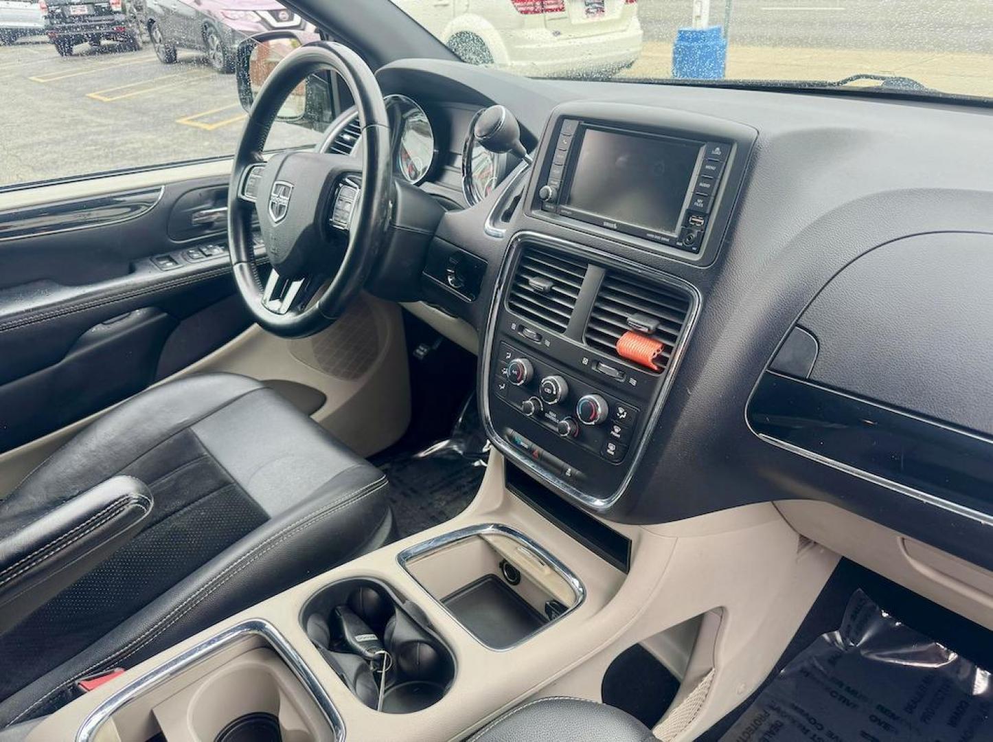 2017 BLUE Dodge Grand Caravan SXT (2C4RDGCG4HR) with an 3.6L V6 DOHC 24V engine, 6A transmission, located at 7600 S Western Ave., Chicago, IL, 60620, (773) 918-3980, 0.000000, 0.000000 - Photo#8