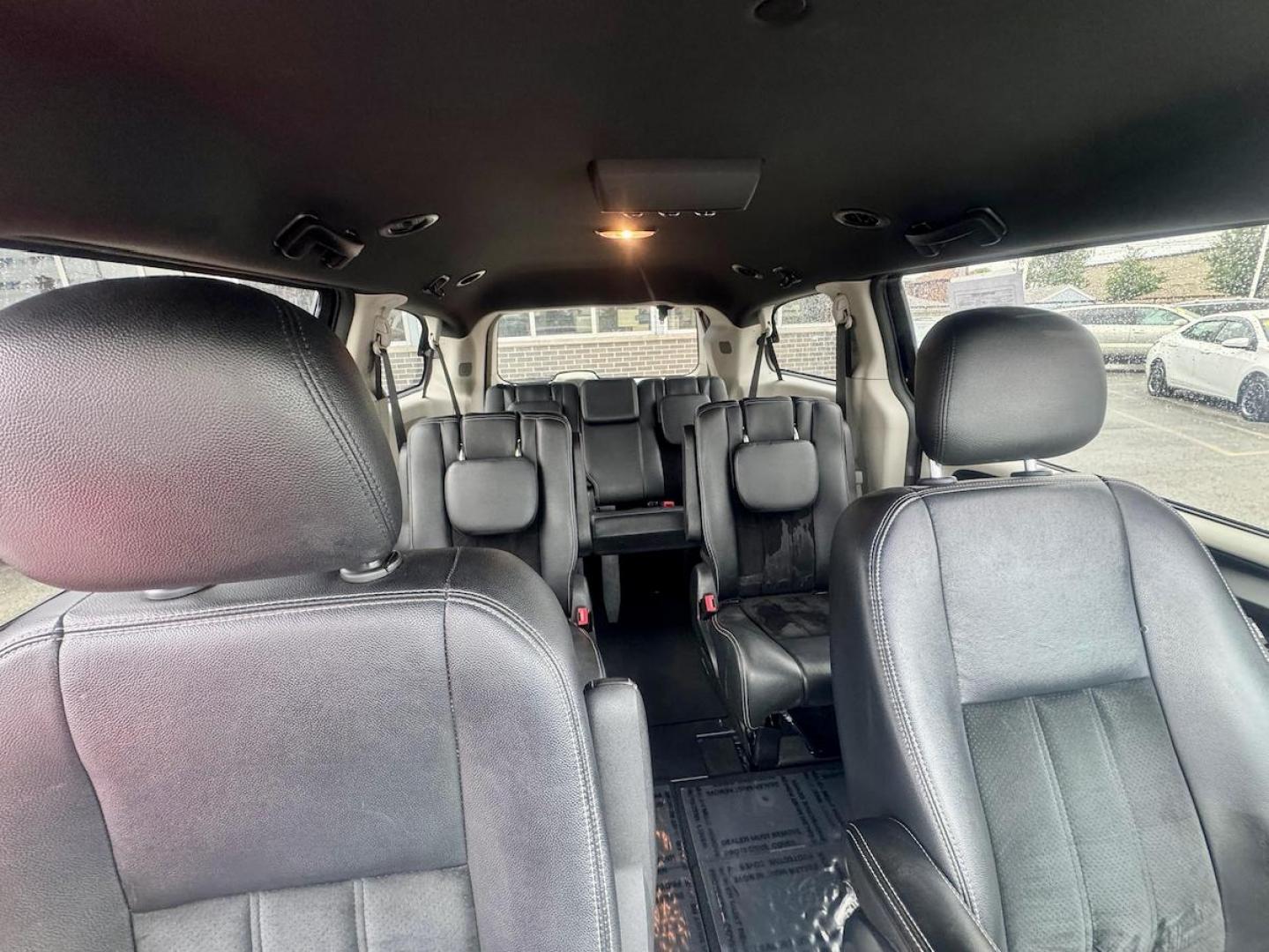 2017 BLUE Dodge Grand Caravan SXT (2C4RDGCG4HR) with an 3.6L V6 DOHC 24V engine, 6A transmission, located at 7600 S Western Ave., Chicago, IL, 60620, (773) 918-3980, 0.000000, 0.000000 - Photo#12