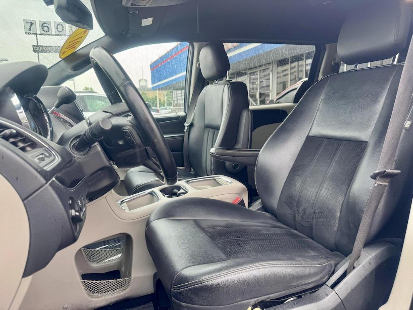 2017 BLUE Dodge Grand Caravan SXT (2C4RDGCG4HR) with an 3.6L V6 DOHC 24V engine, 6A transmission, located at 7600 S Western Ave., Chicago, IL, 60620, (773) 918-3980, 0.000000, 0.000000 - Photo#9