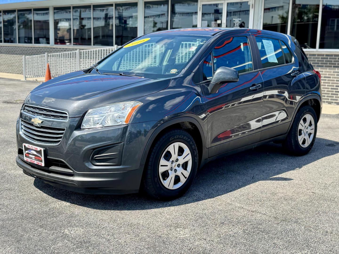2016 GRAY Chevrolet Trax LS FWD (3GNCJKSB3GL) with an 1.4L L4 DOHC 16V engine, 6A transmission, located at 7600 S Western Ave., Chicago, IL, 60620, (773) 918-3980, 0.000000, 0.000000 - Photo#2