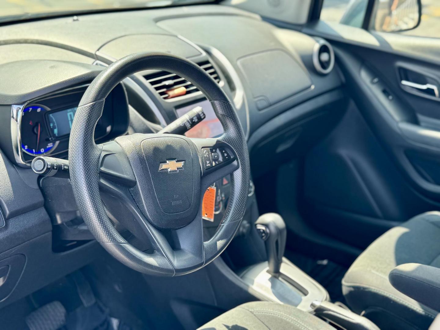 2016 GRAY Chevrolet Trax LS FWD (3GNCJKSB3GL) with an 1.4L L4 DOHC 16V engine, 6A transmission, located at 7600 S Western Ave., Chicago, IL, 60620, (773) 918-3980, 0.000000, 0.000000 - Photo#5