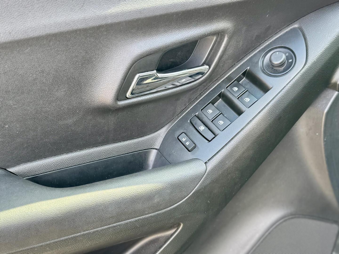 2016 GRAY Chevrolet Trax LS FWD (3GNCJKSB3GL) with an 1.4L L4 DOHC 16V engine, 6A transmission, located at 7600 S Western Ave., Chicago, IL, 60620, (773) 918-3980, 0.000000, 0.000000 - Photo#11